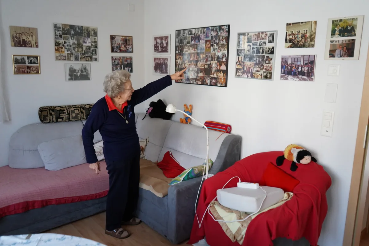 In der ganzen Wohnung hängen unzählige Fotos.